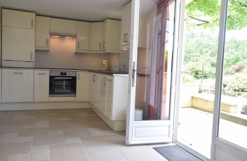 Montbrun-les-Bains Apartment | Modern Terrace Stay Montbrun