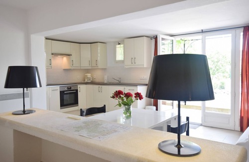 Montbrun-les-Bains Apartment | Modern Terrace Stay Montbrun