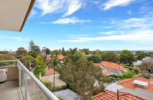 Bellevue Hill Apartment | Modern three-bedroom apartment capturing 180-degree views in Bellevue Hill