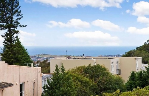 Bellevue Hill Apartment | Modern three-bedroom apartment capturing 180-degree views in Bellevue Hill