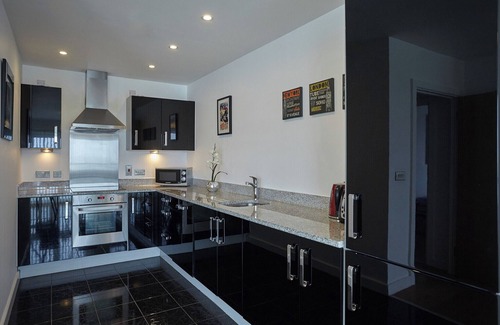 Peninsula Apartment | Modern Three bedroom apartment R0168