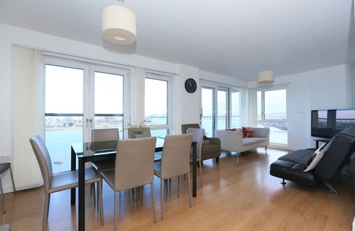 Peninsula Apartment | Modern Three bedroom apartment R0168