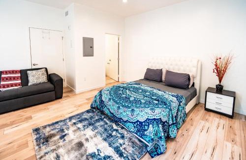 Wilshire Apartment | Modern Three Bedroom Loft with 3 Levels sleep 10 ppl in Hollywood