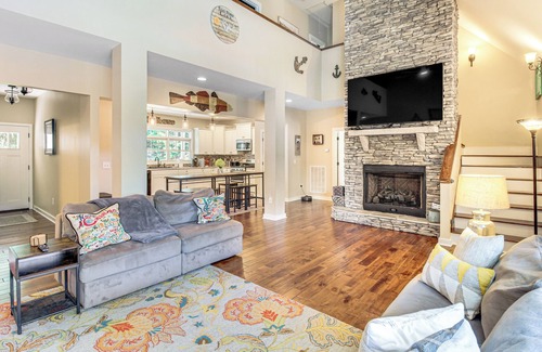 Lynchburg House | Modern Tims Ford Lake Home w/Private Dock & Pool!