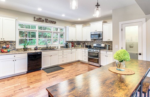 Lynchburg House | Modern Tims Ford Lake Home w/Private Dock & Pool!