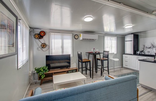 Garfield House | Modern Tiny Home in Historic Garfield District | Same Day Bookings Available! Convention Center