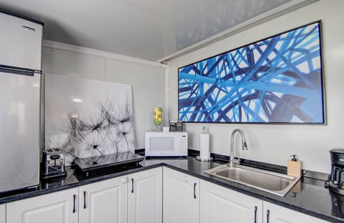 Garfield House | Modern Tiny Home in Historic Garfield District | Same Day Bookings Available! Convention Center