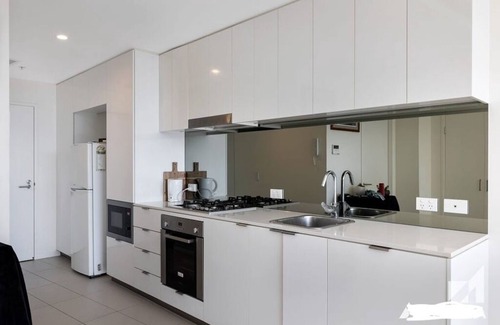 Newstead Apartment | Modern top floor, entire unit with view of the story bridge. Pool and gym.