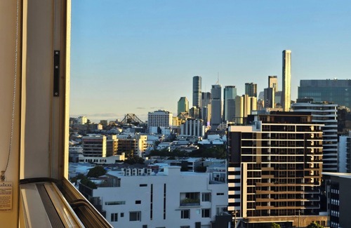 Newstead Apartment | Modern top floor, entire unit with view of the story bridge. Pool and gym.