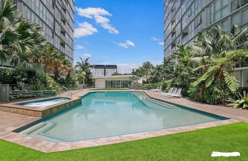 Newstead Apartment | Modern top floor, entire unit with view of the story bridge. Pool and gym.