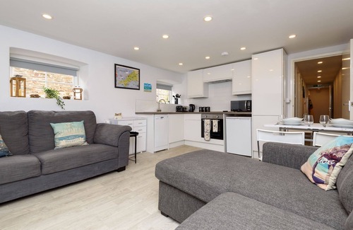 Looe House | Modern town centre apartment, two minutes from the beach with free parking!