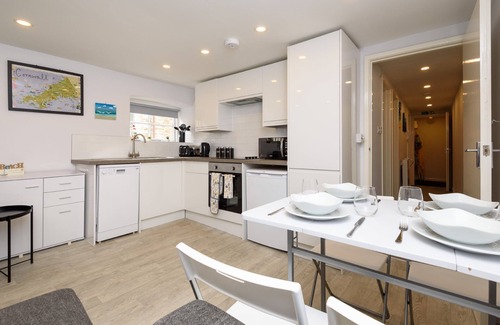 Looe House | Modern town centre apartment, two minutes from the beach with free parking!