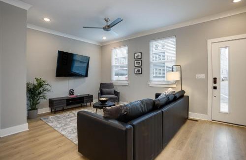 Talbot's Corner House | Modern Townhome, 10min to Downtown! 8min to Grand Ole Opry! Sleeps 8!