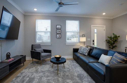 Talbot's Corner House | Modern Townhome, 10min to Downtown! 8min to Grand Ole Opry! Sleeps 8!