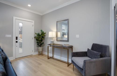 Talbot's Corner House | Modern Townhome, 10min to Downtown! 8min to Grand Ole Opry! Sleeps 8!