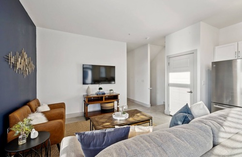 South Nashville House | Modern Townhome 2 mi. South of Downtown, Broadway Ave, Nissan Stadium- Sleeps 8