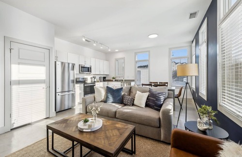 South Nashville House | Modern Townhome 2 mi. South of Downtown, Broadway Ave, Nissan Stadium- Sleeps 8