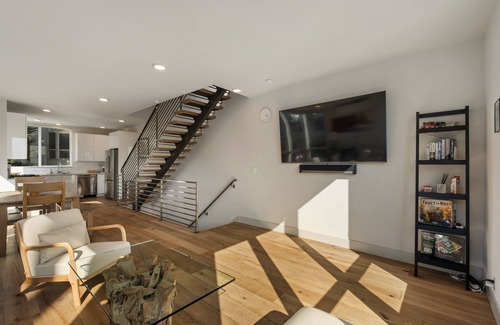 Lower Queen Anne House | Modern Townhome with Space Needle View