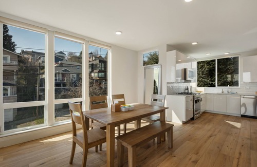 Lower Queen Anne House | Modern Townhome with Space Needle View