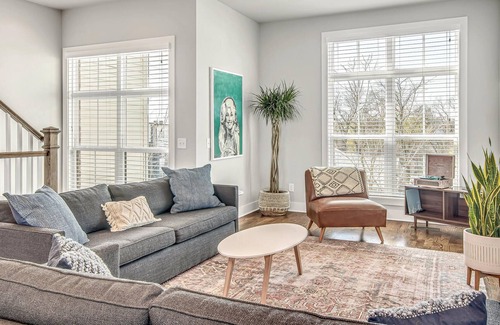 Nashville House | Modern Townhome with Curated local art, Rooftop, Tiki Lounge