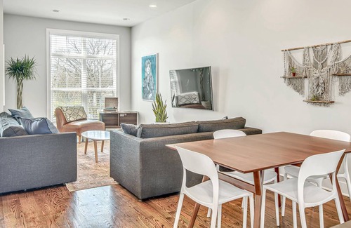 Nashville House | Modern Townhome with Curated local art, Rooftop, Tiki Lounge