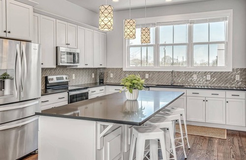 Nashville House | Modern Townhome with Curated local art, Rooftop, Tiki Lounge