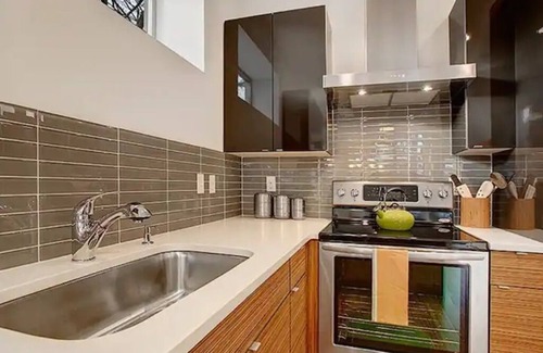 Judkins Park House | Modern Townhouse in Seattle - 3 Floors + Rooftop Deck with Grill, Views