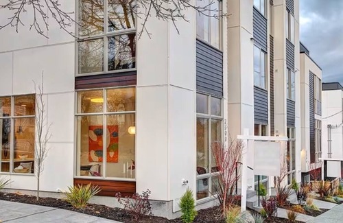 Judkins Park House | Modern Townhouse in Seattle - 3 Floors + Rooftop Deck with Grill, Views