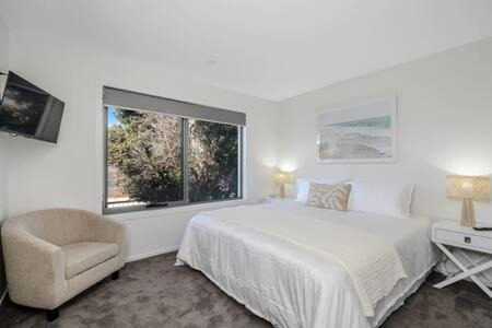 Blackmans Bay House | Modern Townhouse in the Bay 500m to beach