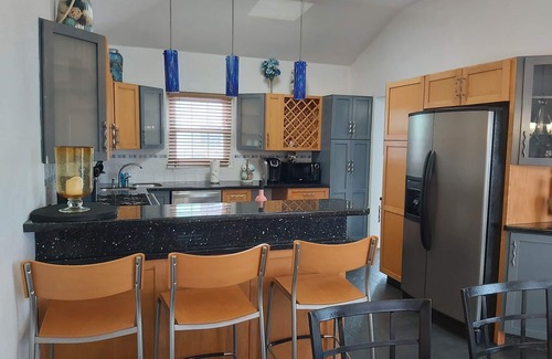 Warwick House | Modern Townhouse Located Near To City, Public Transport, Restaurants And Beaches
