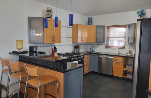 Warwick House | Modern Townhouse Located Near To City, Public Transport, Restaurants And Beaches