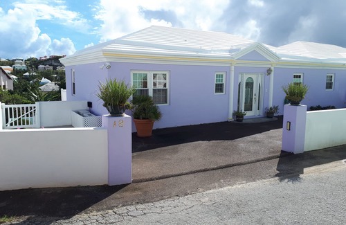Warwick House | Modern Townhouse Located Near To City, Public Transport, Restaurants And Beaches