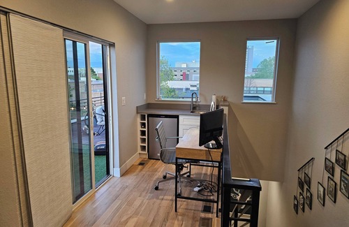 Sloan Lake House | Modern Townhouse Near Sloan Lake w/Rooftop and Workspace. Central to Everything.