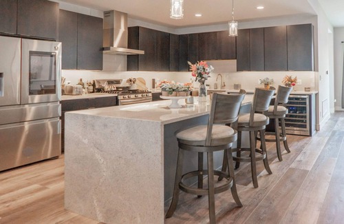 The Gate Condo | Modern Townhouse, Perfect STL Stay / ABODEbucks