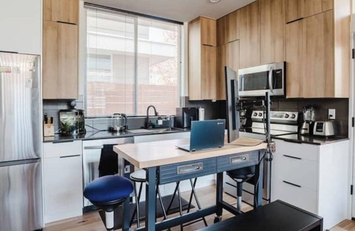 North College Park House | Modern townhouse utopia!