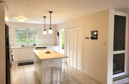 Worthing House | Modern Townhouse w/Garden View + Walking Distance to Beach