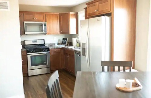 Houghton House | Modern Townhouse Walking Distance to Downtown
