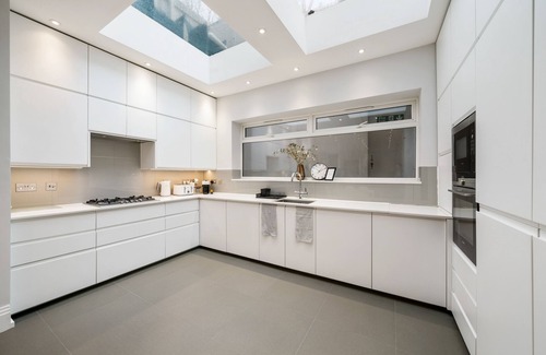 Cathedrals House | Modern Townhouse with Cinema Room in London SE1