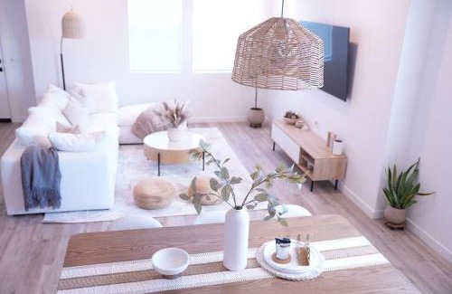 Ventura Apartment | Modern Townhouse with Mountain View near Ventura Beach