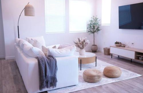 Ventura Apartment | Modern Townhouse with Mountain View near Ventura Beach