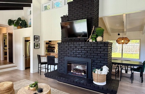 Little River House | Modern & Tranquil ~ Minutes to Mendocino Village ~ EV Charger ~ Hot Tub