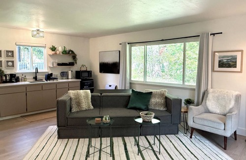 Little River House | Modern & Tranquil ~ Minutes to Mendocino Village ~ EV Charger ~ Hot Tub