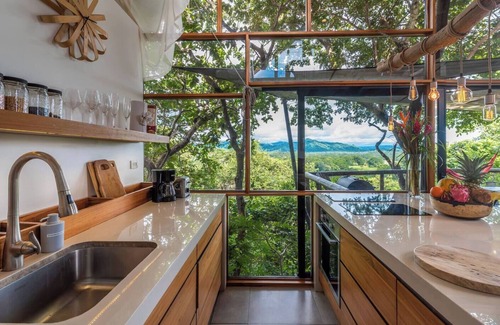 Matapalo House | Modern Tree-House with beautiful mountain views