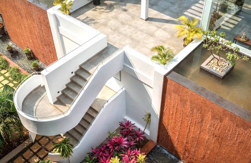 Reis Magos Apartment | Modern Tropical 2bhk Near Beach Pool Garden