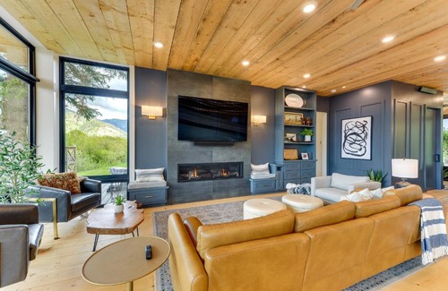 Turnerville House | Modern Turnerville Cabin with Hot Tub and Scenic Views