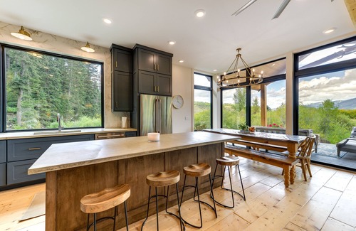 Turnerville Cabin | Modern Turnerville Cabin w/Hot Tub & Scenic Views
