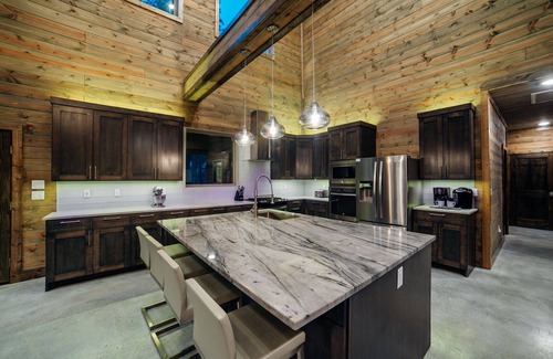 Hochatown Cabin | Modern Twist: Sleeps 24 + Game Room + Bunk Room