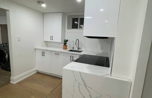 Long Branch House | Modern unit close to GO & lake + hot tub fireplace