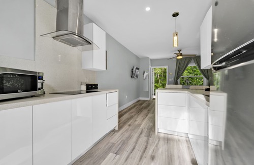 Midtown Apartment | Modern Unit in Wynwood w/FREE PARKING,WIFI,Kitchen - 18mins from South Beach6!