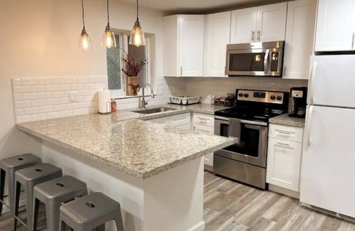 Riverside Park House | Modern Updated Unit| 2 BDRMS| Central Location